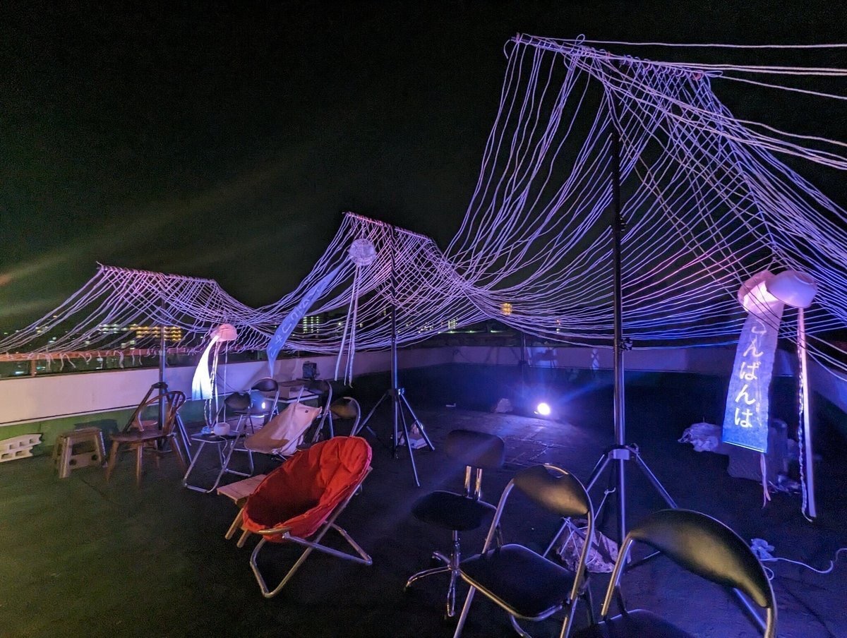 屋上を演劇の空間に変貌