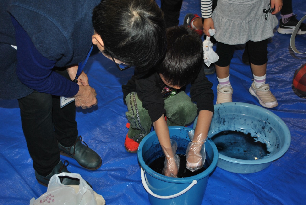 ハンカチを作ろう！こども藍染体験（２月11日） 